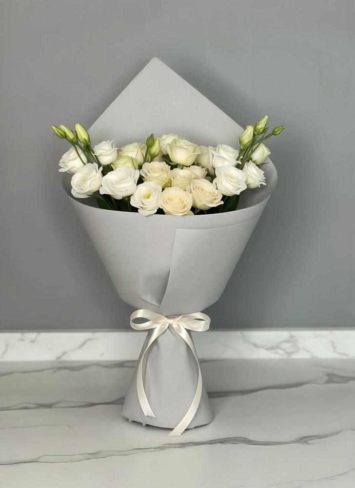 Букет цветов из: Розы и Лизиантусы в Шерловой Горе