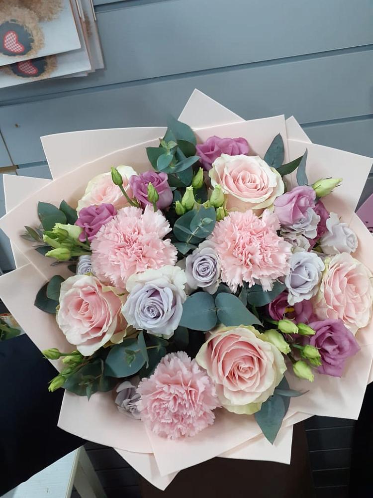 Букет цветов из: Розы, Гвоздики и Лизиантусы в Шерловой Горе