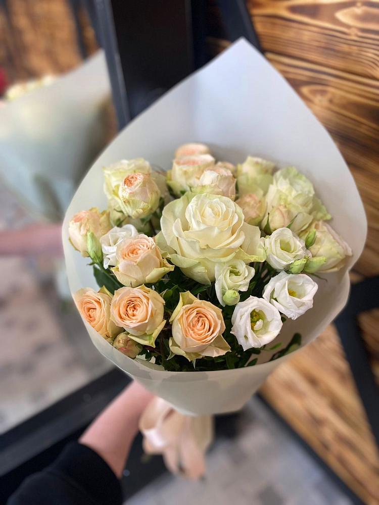 Букет цветов из: Розы и Лизиантусы в Шерловой Горе